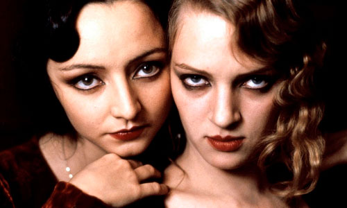 Maria de Medeiros y Uma Thurman interpretando a AnaÏs Nin y June Miller (la esposa de Henry), en la película Henry y June (1990) censura y sexo