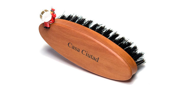 Cepilla tu barba para evitar orzuela. accesorios para cuidar barba masculina
