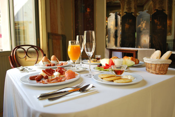 Consiéntela con un desayuno.