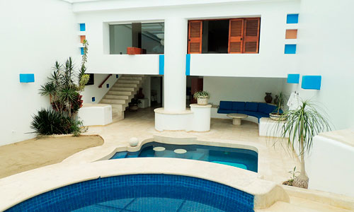 La habitación tiene 2 salas lounge, cama de masajes, sauna, reproductor blue ray y dos baños. Es un espacio creado especialmente para Darle Sentido a Tus Sentidos.