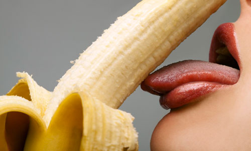 Experimenten con las muchas variedades y sabores de lubricantes y disfruten al doble.