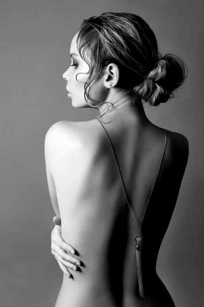 Usa los accesorios para resaltar tus partes favoritas. Ya sean senos, abdomen, cadera, nalgas o espald, el elemento correcto puede incitar al placer.
