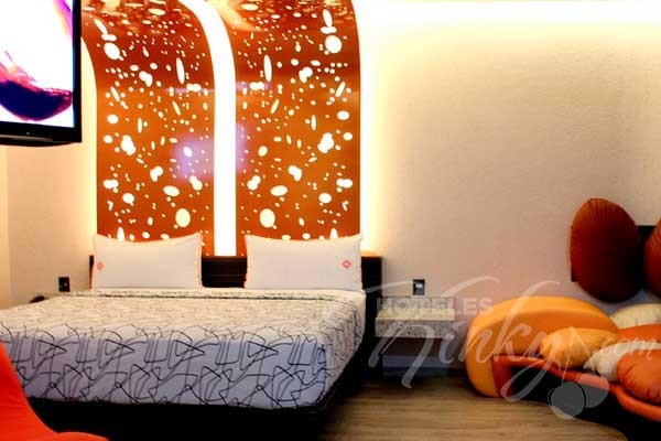 Saca tu lado romántico en el hotel RomAmor y disfruta al máximo de la pasión.