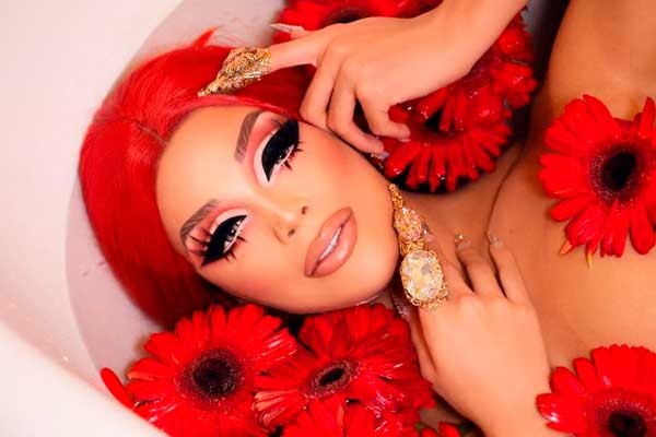 Valentina es una de las voces del cambio, rompe paradigmas, se adueña del mundo y posiciona a la comunidad latina dentro del mundo drag.