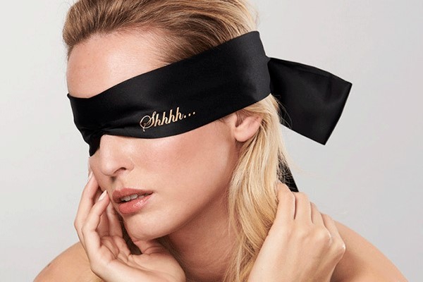 En cada lado del antifaz “Shhh” hay un mensaje que propone desatar las fantasías más ardientes (Ohhh), o las más secretas (Shhh). Su costo es de $430 pesos.