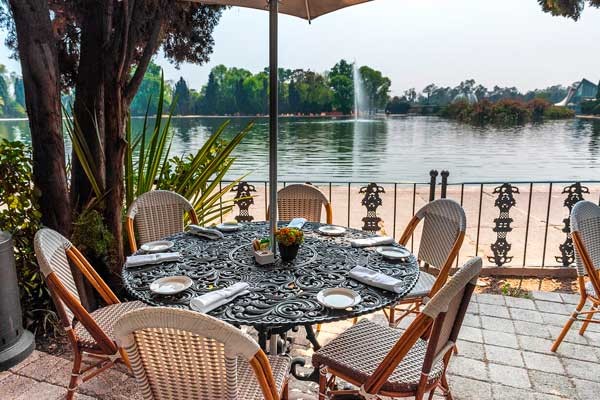 Déjate conquistar por este atractivo bistro y disfruta de una tarde tranquila en compañía de tu pareja y amigos.