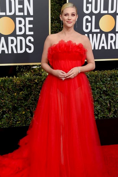 Lili Reinhart y su impactante vestido rojo.