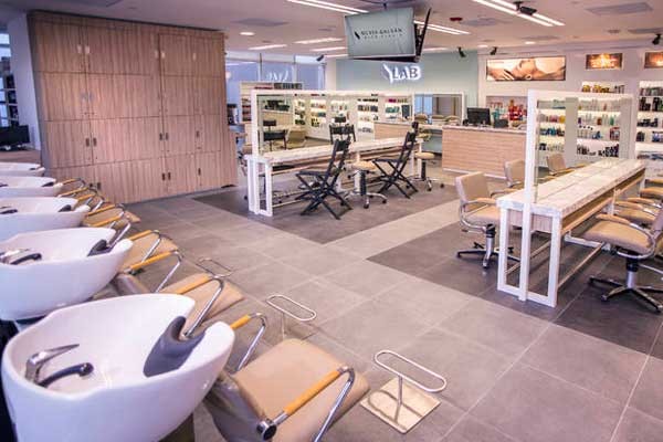 Resalta la belleza de tu rostro y agenda una cita en este salón especialista en diseño de cejas.