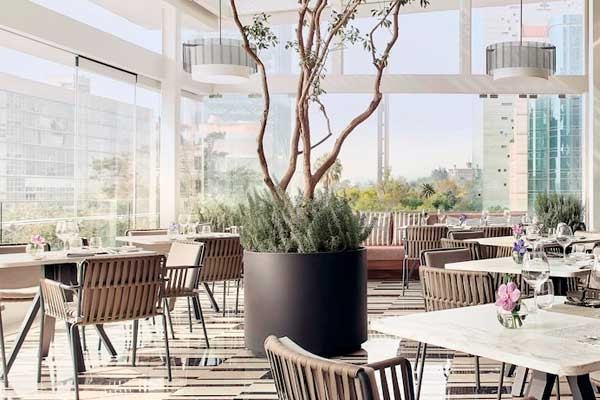 Aprovecha el techo traslúcido y las ventanas panorámicas de esta terraza para apreciar la belleza de la Ciudad de México.