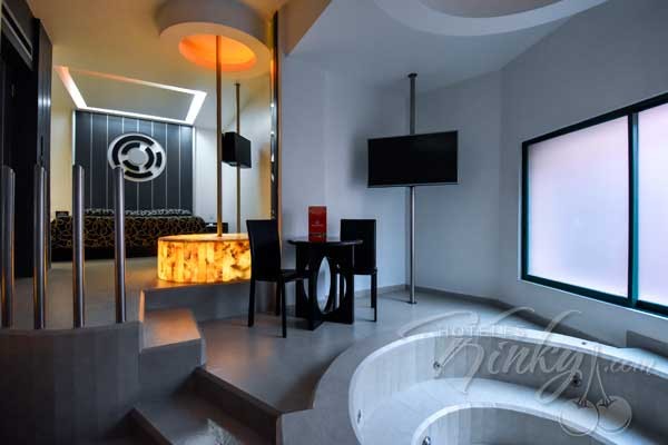 Juega, toca y provoca a tu pareja en las instalaciones de este Love Hotel.