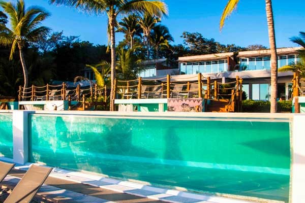 Exclusiva alberca tipo pecera que se mimetiza con el ambiente para hacer de tu experiencia algo completamente único.