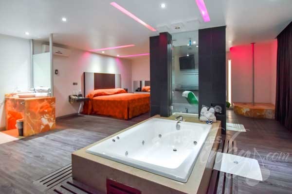 Disfruta de un excitante baño de burbujas en el Jacuzzi.