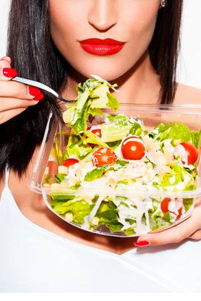 Consumir pequeños aperitivos entre comidas ayuda a evitar los excesos.
