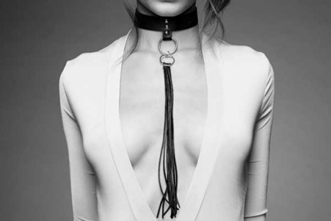 El collar Maze es perfecto para tus outfits de fiesta y para cumplir tus fantasías sexuales en la habitación. Su precio es de $920 pesos.