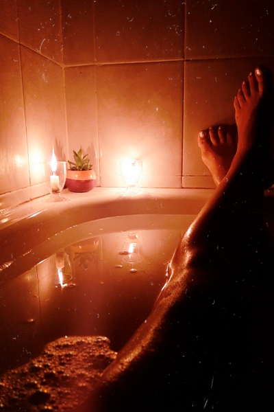 Disfruta de un baño de burbujas que te haga olvidarte del estrés.