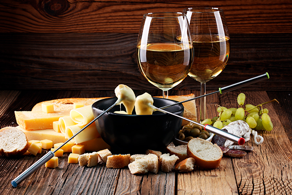Opta por un fondue y dos copas de vino blanco, resulta una excelente opción para disfrutar de una cena romántica.