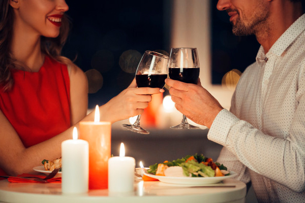 Agrega toques románticos en la mesa como velas o flores.
