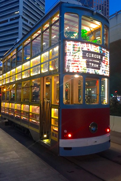 Dividido en dos niveles, te invita a recorrer Hong Kong mientras te adentras en el arte y la cultura locales.