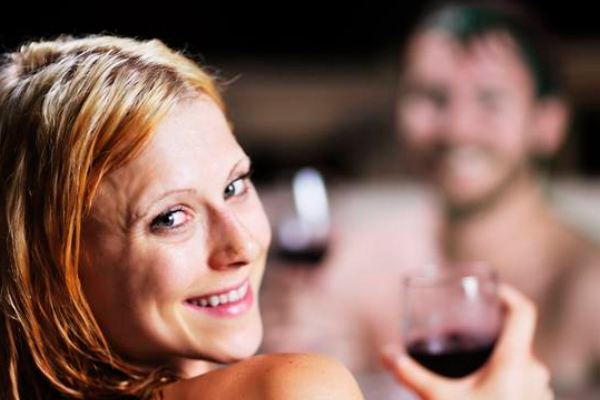Anímate a tener una cita al desnudo en el Jacuzzi de un Love Hotel.