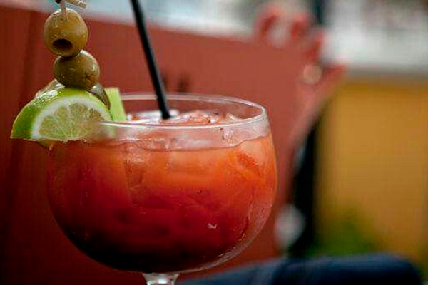 Recuerda que la presentación también es importante así que decora tu coctel con un toque de limón y aceitunas.