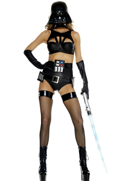 Traje inspirado en Darth Vader en donde el vinil, la máscara y el sable son los protagonistas.