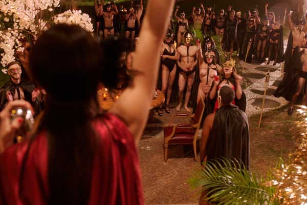 Las fiestas swingers y el intercambio de parejas son los protagonistas de dicha serie.