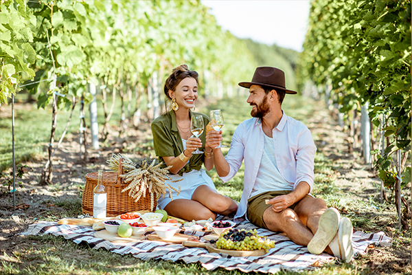 Un picnic también puede ser una buena idea para demostrarle tu amor.