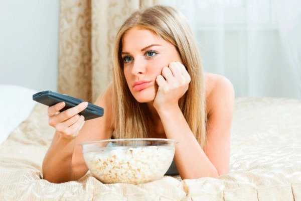 Evita comer con distracciones como el televisor o el celular.