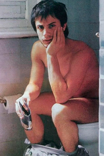 Incluso en el baño Gael García es sexy por donde lo veas.