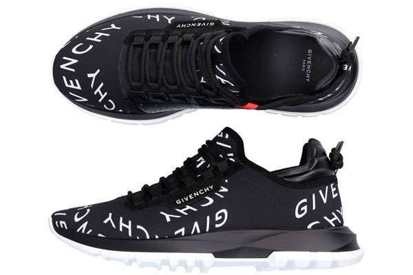 El precio de estos exclusivos sneakers es de aproximadamente $15,000 pesos.