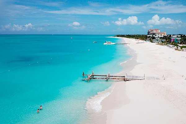 Está ubicada sobre el océano atlántico al norte de República Dominicana y el sureste de Bahamas.