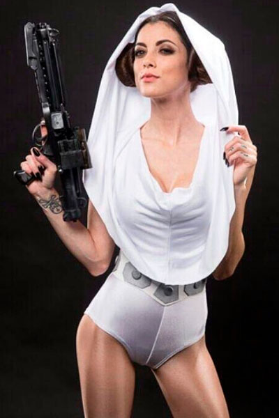 Cosplay Princesa Leia Organa en uno de sus atuendos más icónicos.