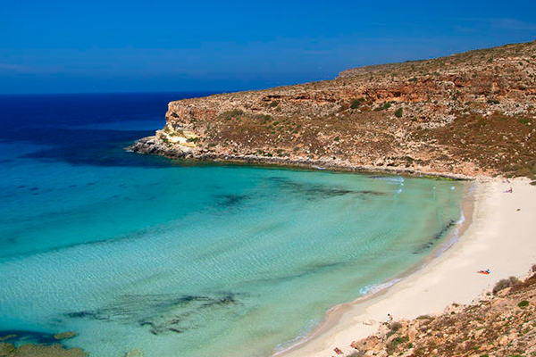 Ubicada en el Mediterráneo, la Isla Conejo se llama así debido a su forma geográfica que la conecta con la isla de Lampedusa.