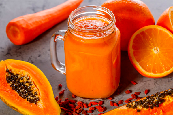 Empieza el día con un delicioso vaso de jugo de papaya.