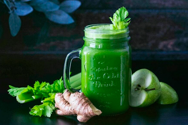 Otra excelente idea es mezclar té de limón con jengibre y unas gotas más de limón natural.