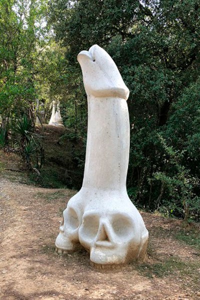Escultura “Eros y Tanatos”, unión del amor y la muerte, elaborada en 2017, material hormigón.