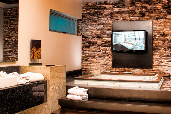 Envuelve a tus sentidos y disfruta del romance en el Jacuzzi.