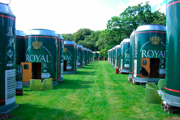 Réplica a gran escala de la popular cerveza Royal Unibrew;al igual que los six pack, las habitaciones se encuentran distribuidas en grupos de seis.