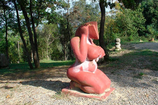 Escultura “Mujer Canal” como símbolo de acción y vida, elaborada en 1987, material hormigón.
