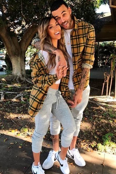 Camisa + playera + pants + tenis = The perfect match.
