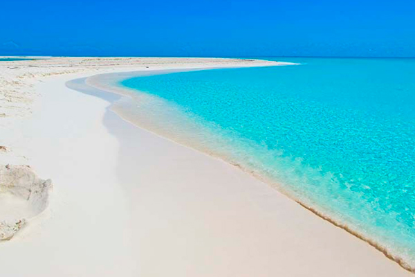 Se encuentra a unos 5 km de la zona de hoteles, en el extremo oeste de Cayo Largo.