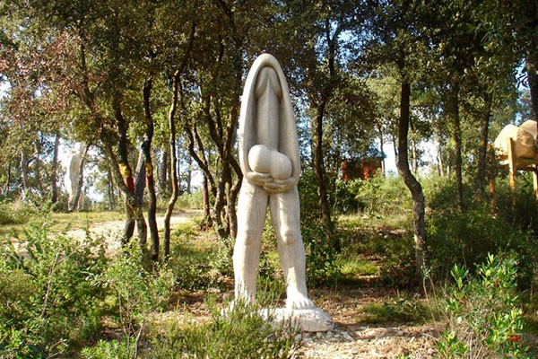 Escultura “San Priop”, elaborada en 2001, material hormigón. De cintura para arriba está compuesta por un falo gigante del que las manos sostienen los testículos.