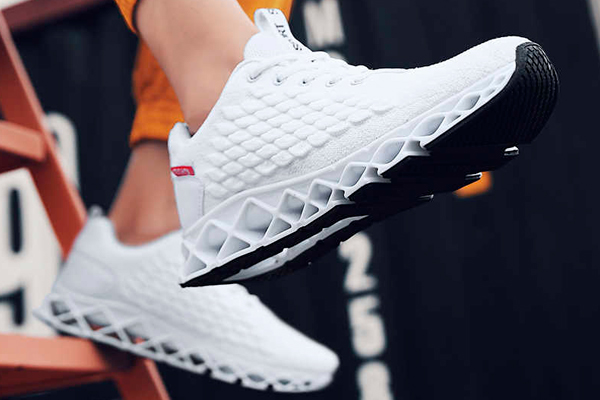 Mantén tus pies calientes durante el invierno con ayuda de los sneakers Damyuan.