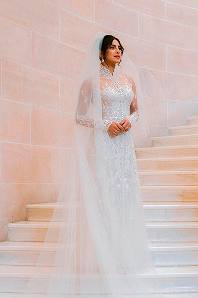 Ralph Lauren diseñó para ella un vestido clásico, recatado y muy sensual.