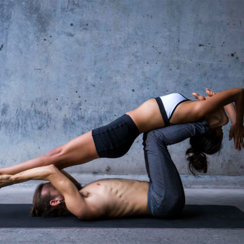 Posturas de yoga para practicar en pareja