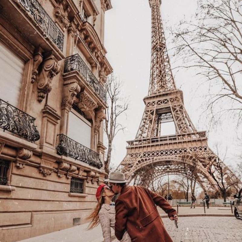 Las fotos de pareja más originales en la Torre Eiffel