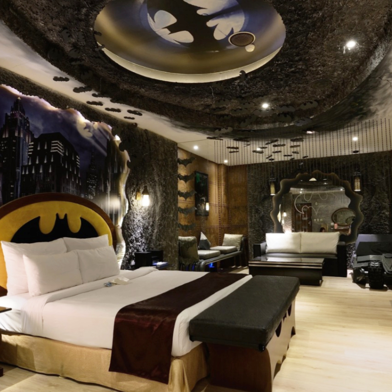 Conoce el Love Hotel que tiene una habitación dedicada a Batman